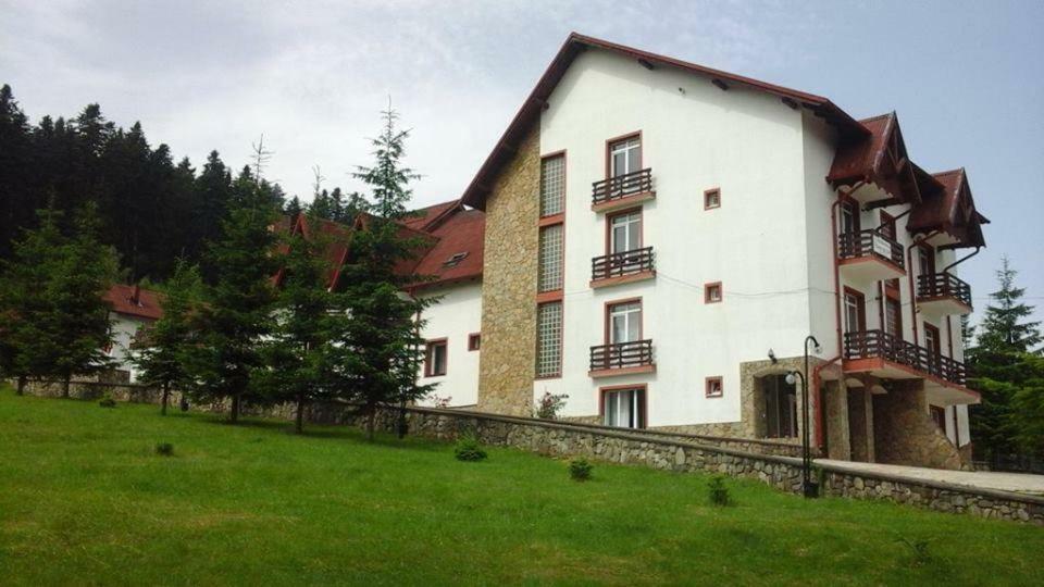 Hotel Floare De Colt มานาสทิรีอา ฮูโมรูลุย ภายนอก รูปภาพ