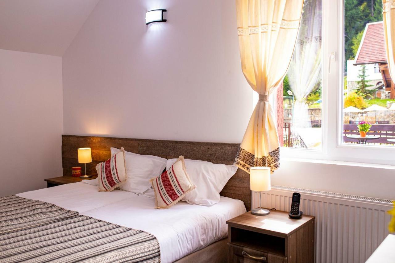 Hotel Floare De Colt มานาสทิรีอา ฮูโมรูลุย ภายนอก รูปภาพ
