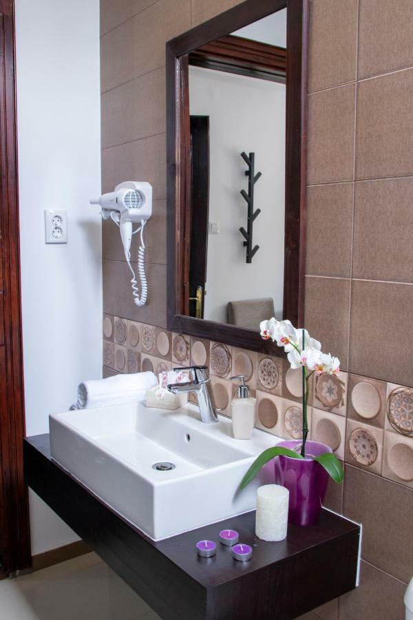 Hotel Floare De Colt มานาสทิรีอา ฮูโมรูลุย ภายนอก รูปภาพ